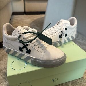 OFF-WHITE Vulc Low NWT
White Black Grey (Women's)